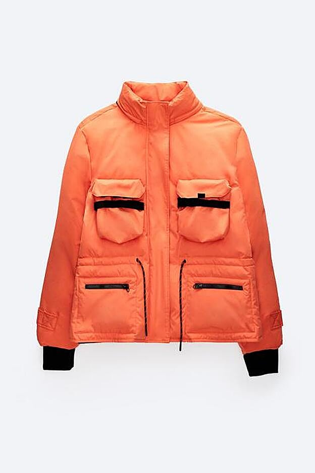 Con cremallera, bolsillos y cordón de ajuste, este abrigo se adaptará a todos tus estilismos para ser el auténtico protagonista.