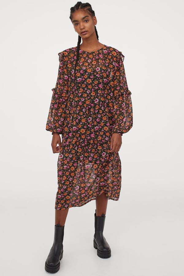 Vestido midi de estampado de flores con volantes. Rebajado de 24,99 a 12,99 euros.