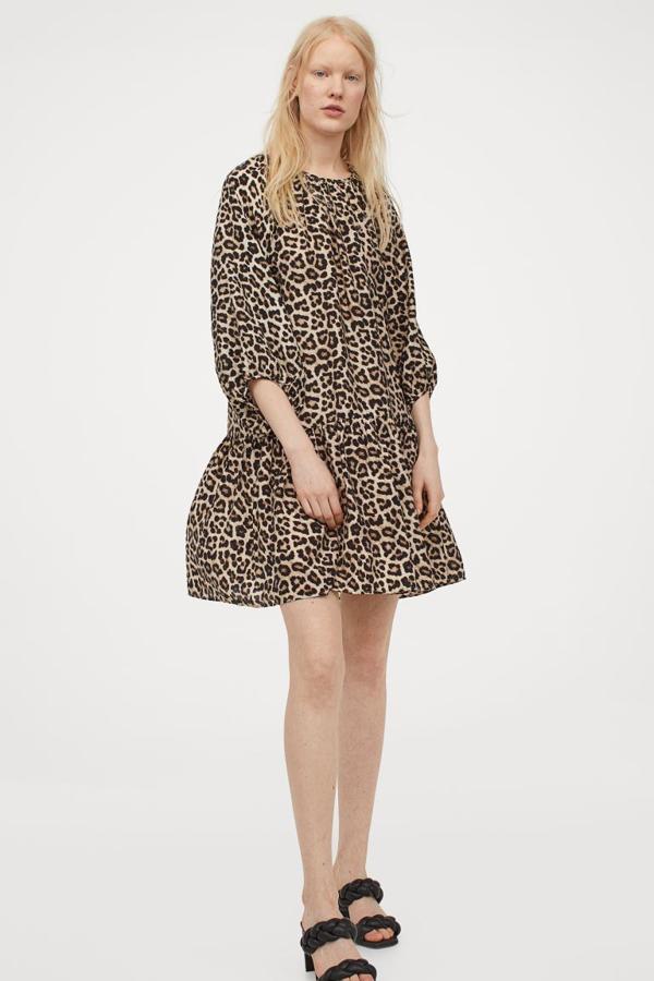 Vestido corto fluido de estampado de leopardo. Rebajado de 19,99 a 10,99 euros.