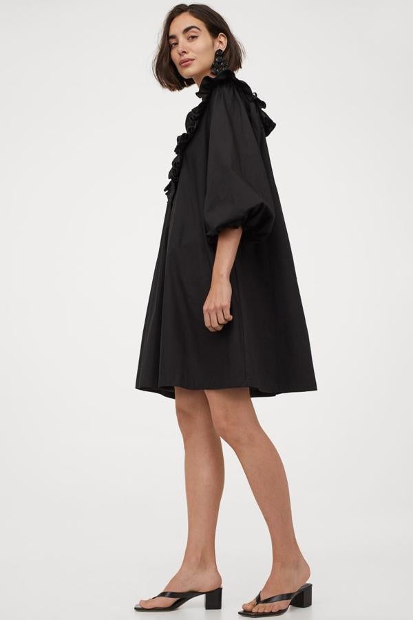 Vestido negro de corte babydoll con volantes. Rebajado de 24,99 a 12,99 euros.