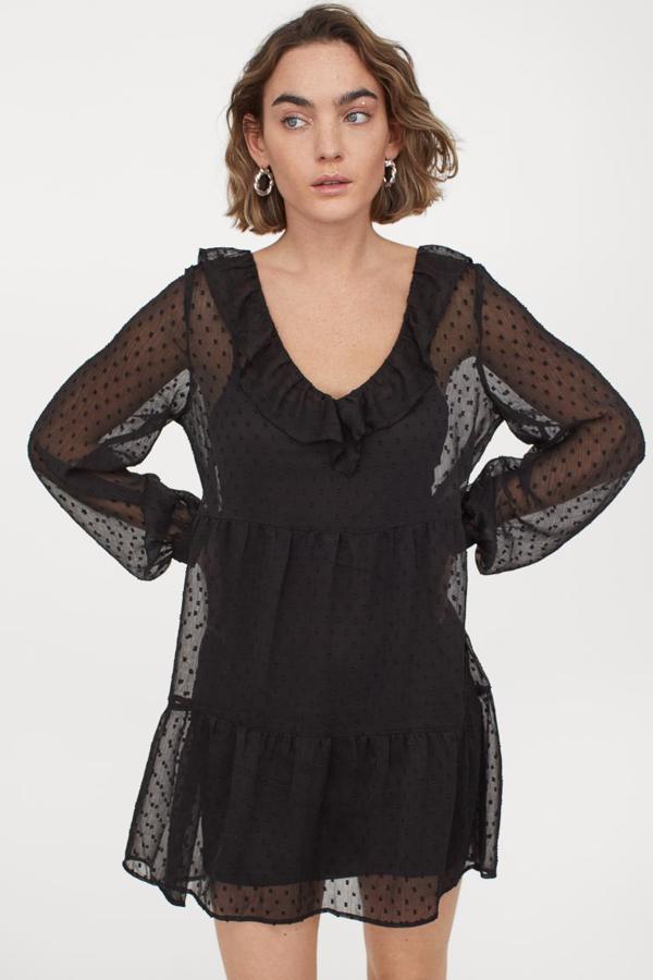 Vestido negro de plumeti. Rebajado de 19,99 a 10,99 euros.