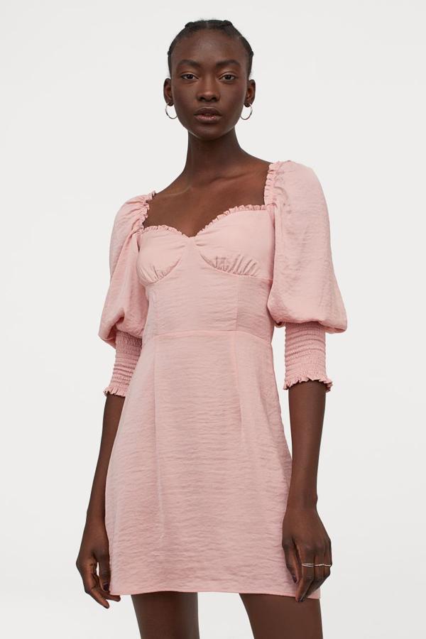 Vestido satinado con escote corazón. Rebajado de 19,99 a 9,99 euros.