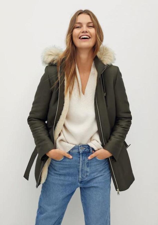 Parka verde con capucha e interior de borreguito. Rebajada de 99,99 a 59,99 euros.