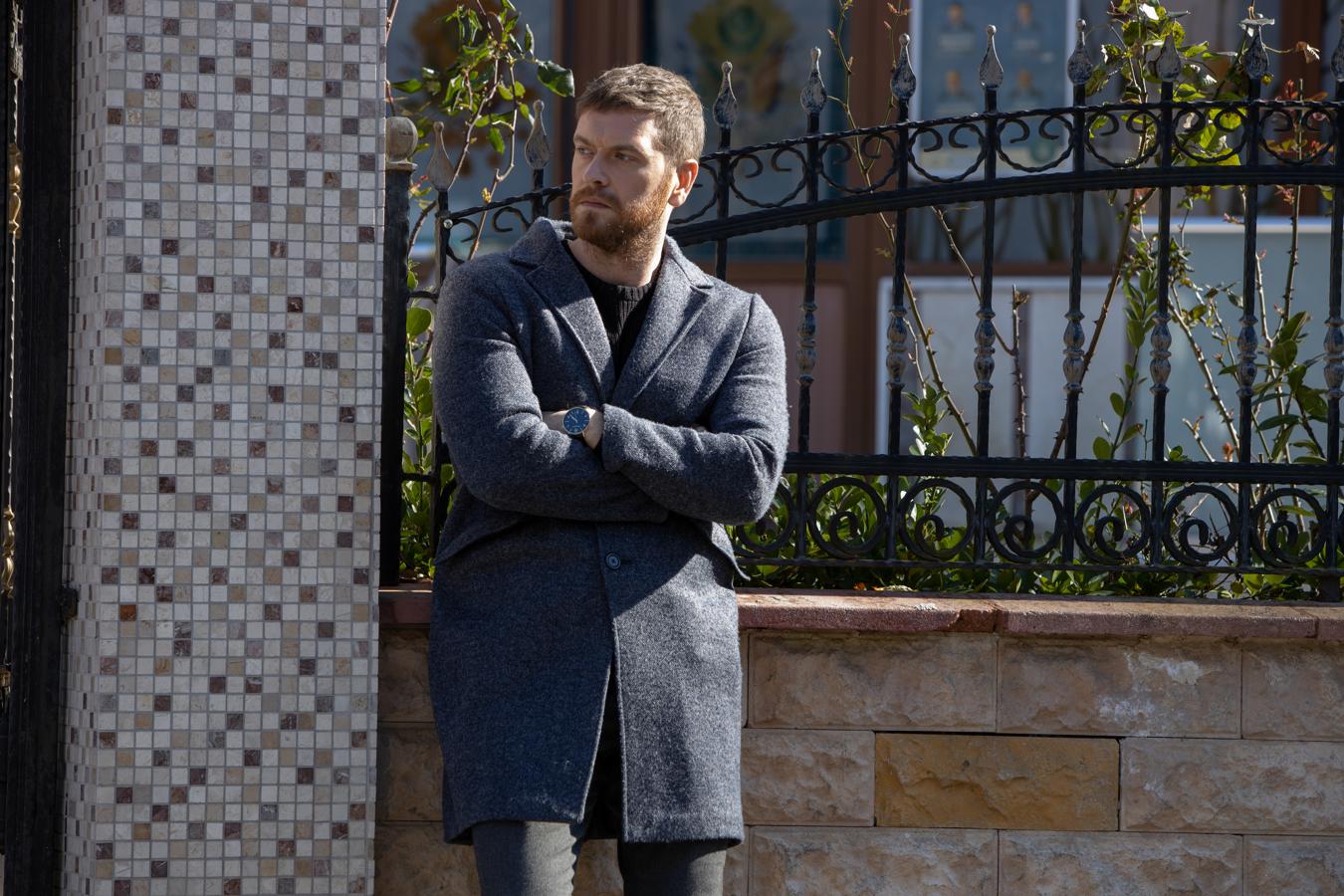 50 m2. Temporada 1. Netflix. 27 de enero.  Esta producción turca cuenta la historia de Gölge, un sicario que tras escapar de sus jefes se refugia en una pequeña sastrería, donde los vecinos le confunden con el hijo del dueño y decide quedarse a vivir allí. Algo que cambiará su vida, y las relaciones del barrio.