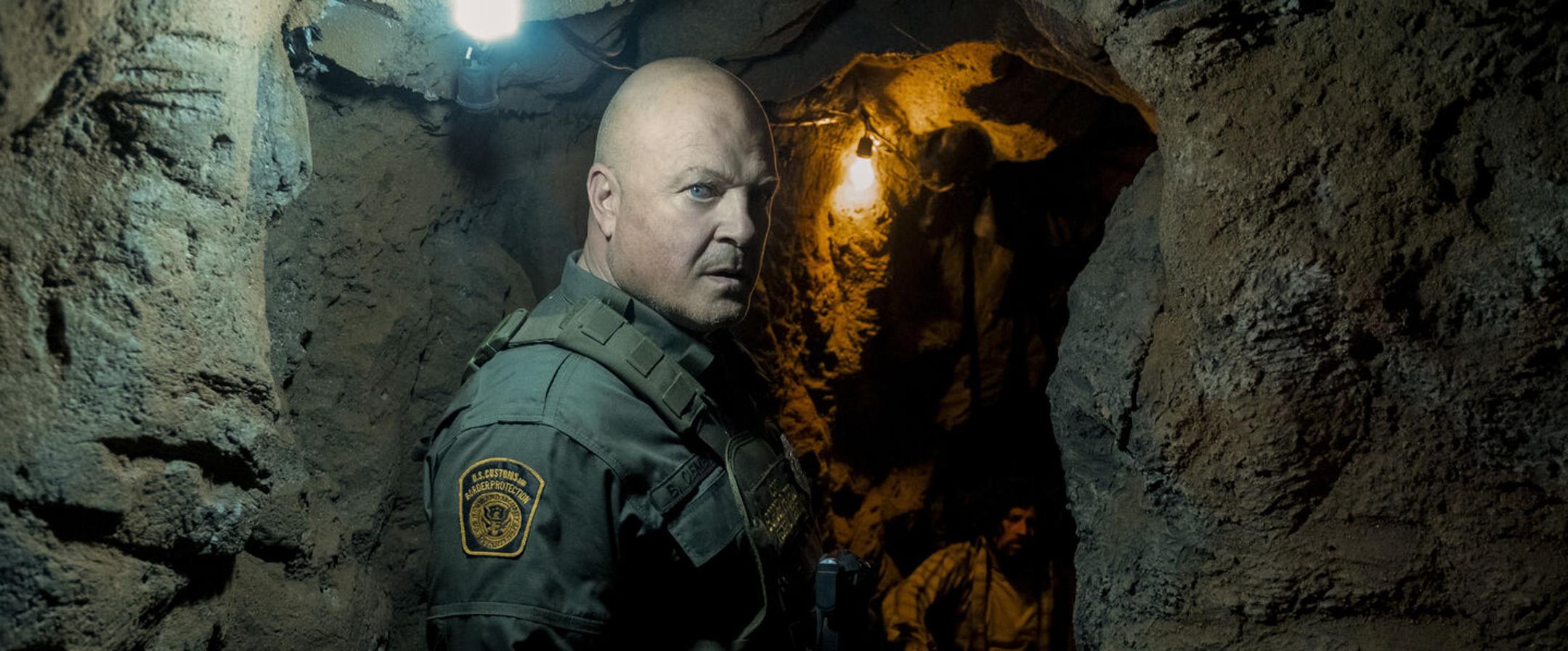Coyote. Temporada 1. AXN. 25 de enero.Michael Chiklis, reconocido por su papel en ‘The Shield’ encarna en este drama estadounidense al agente Ben Clemens, un hombre que el día de su jubilación forzosa de la Patrulla Fronteriza de EEUU descubre un túnel que sirve para enviar productos del mercado negro a México. Un hallazgo que le terminará situando en el punto de mira del cerebro criminal que ha tratado de destruir durante toda su carrera.