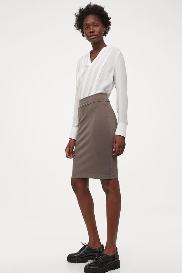 Entallada en punto grueso, esta falda de talle alto con pretina de doble capa, abertura en la parte posterior del bajo y largo hasta la rodilla es de H&M y podemos encontrarla estampada en tonos blancos y negros o lisa en beige grisáceo o en negro entre las tallas XS y XXL. Cuesta 19,99 euros.