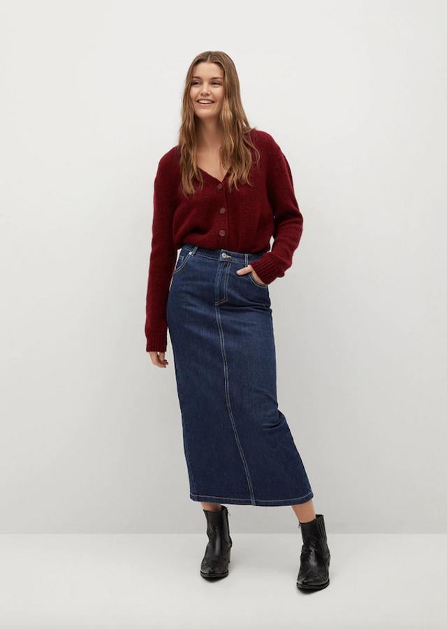 Confeccionada en algodón, esta falda denim en azul oscurto con diseño lápiz en midi, cintura elástica y abertura en la parte posterior, esta falda de Mango cuesta 39,99 euros y está disponible entre las tallas S y XL.