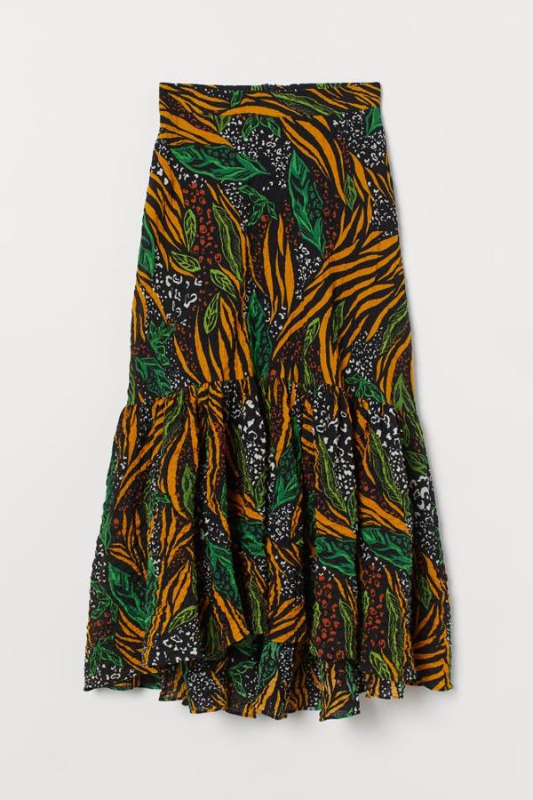 Falda midi con volante y estampado tropical, de H&M (49,99 €).