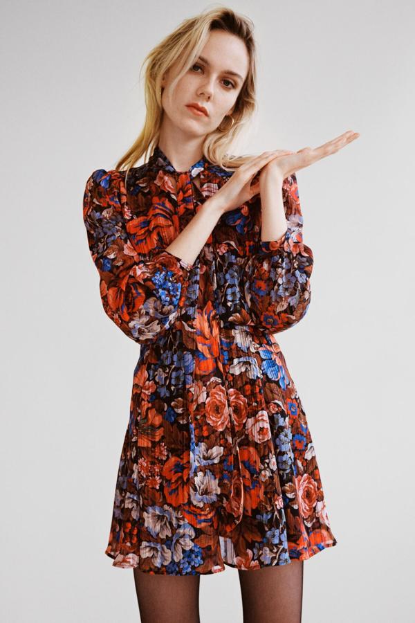 Minivestido plisado de manga larga con estampado florar, de Zara (49,95 €).