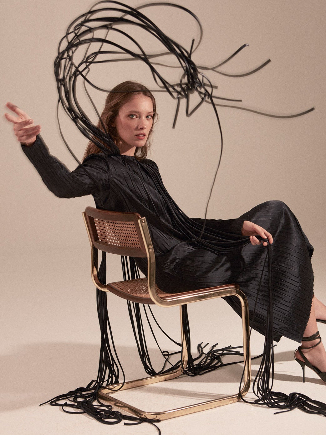 Vestido de satén y sandalias, ambos de Boss.