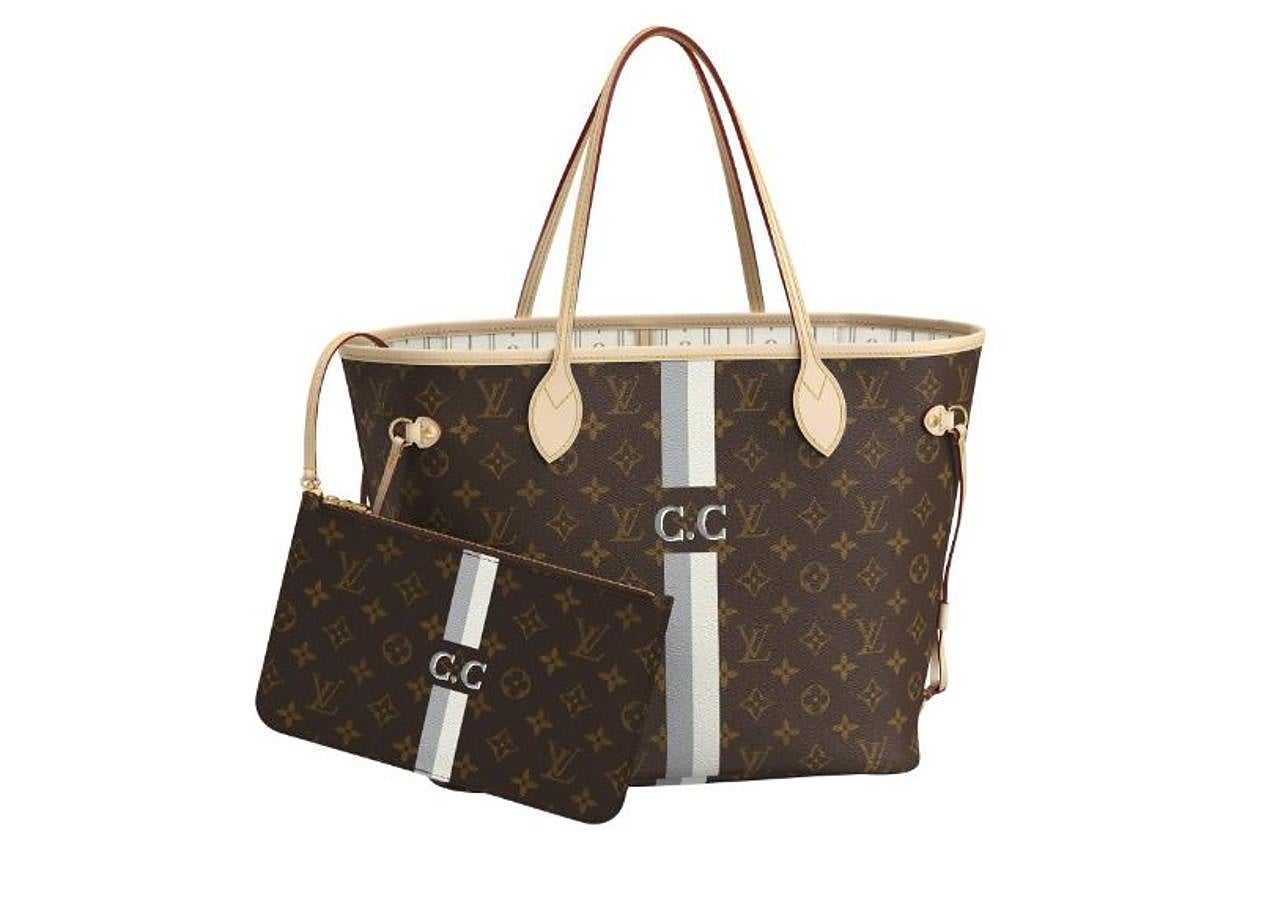 De este año no pasa, les voy a pedir un bolso grande y cómodo en el que pueda llevar encima todo lo que necesito y, sobre todo, que no pese nada. Desde que iba al colegio, sueño con uno en concreto: el modelo Neverfull MM de Louis Vuitton con estampado monogram. El clásico, pero con el toque personal que le dan las iniciales. Puedes customizarlo en la web y probar todas las combinaciones de colores que quieras, ¡es un vicio! (1.120 euros).