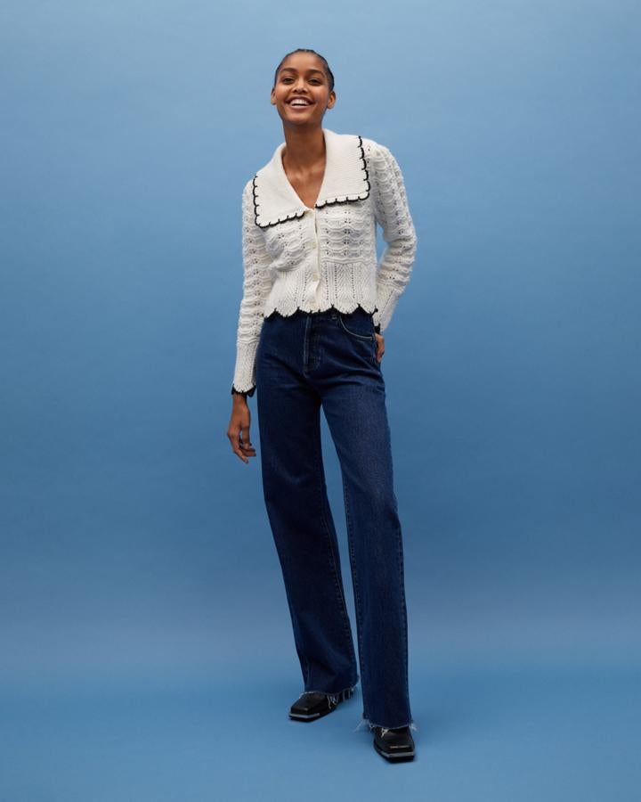 Esta chaqueta calada de cuello bobo ribeteado en negro (29.99 euros) aportará un toque naive ideal a tus ‘dad jeans’.