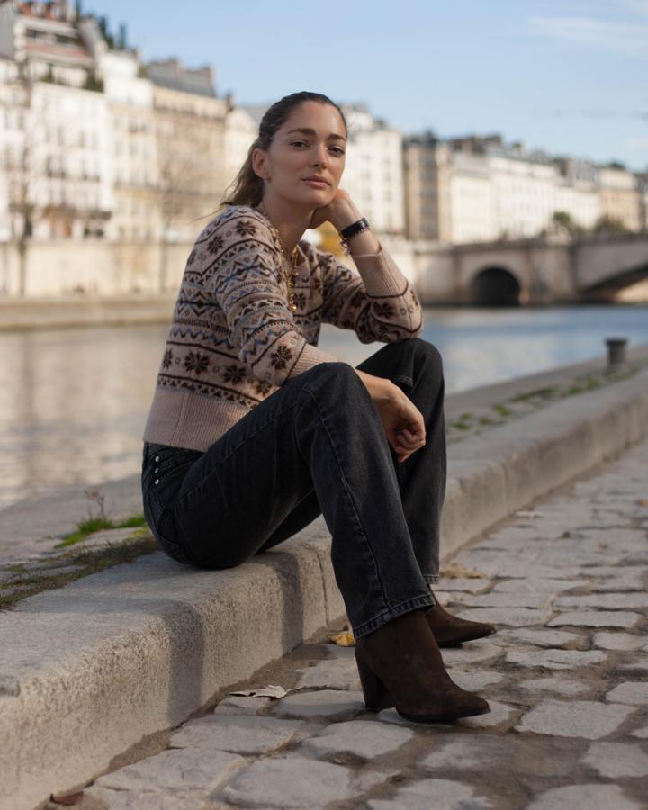 Los jerséis de punto estampados como este de Mango (19.99 euros) te salvarán un sinfín de "quémepongos" este invierno. Este en tonos tierra nos encanta con vaqueros negros.