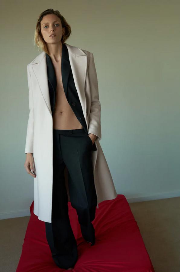 En color arena claro con cinturón lazada en el mismo tejido, este abrigo de Zara confeccionado con tejido en mezcla de lana viene con cuello solapa y bolsillos laterales de vivo. Cuesta 109 euros y únicamente queda en las tallas XS y S en la web.