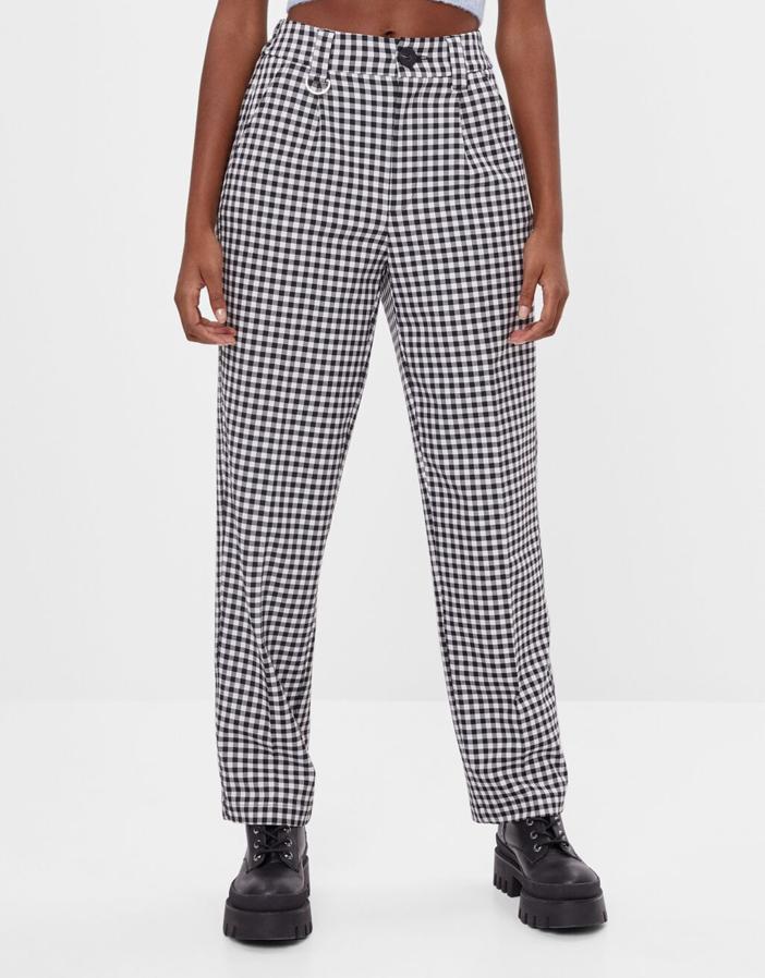 En blanco y negro, con cintura elástica en la parte posterior, estos pantalones de Bershka con pernera recta, bolsillos laterales y traseros, está rebajado y de 19,99 euros y ahora podemos comprarlo por 11,99 euros entre las tallas 32 y 36 y en la 40.