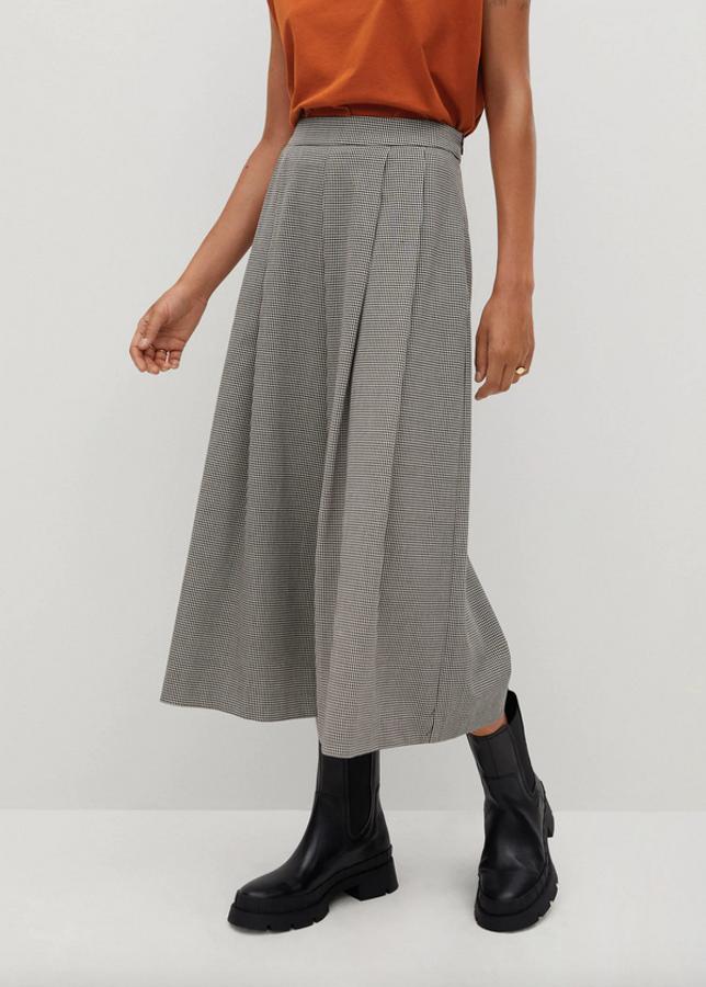 Este pantalón culotte de diseño acampanado con detalle de pinzas es de Mango y viene con dos bolsillos de ribete en la parte posterior. De 29,99 euros ha pasado a costar 19,99 euros y está disponible en la talla L.
