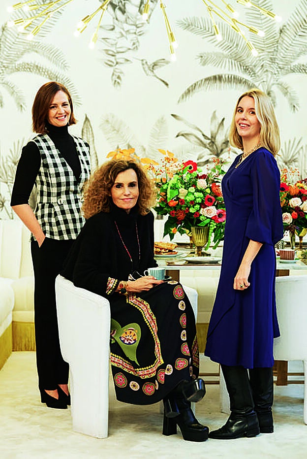 La mesa es de Tabolo Design; las flores, de Moss Floristas, de María Ruiz de Huidobro; bancada y sillas, de Studio Bañón de Ignacio Bañón; lámpara, de Nanómetro Estudio; y biombo de bambú, de Tessa Fernández-Durán.