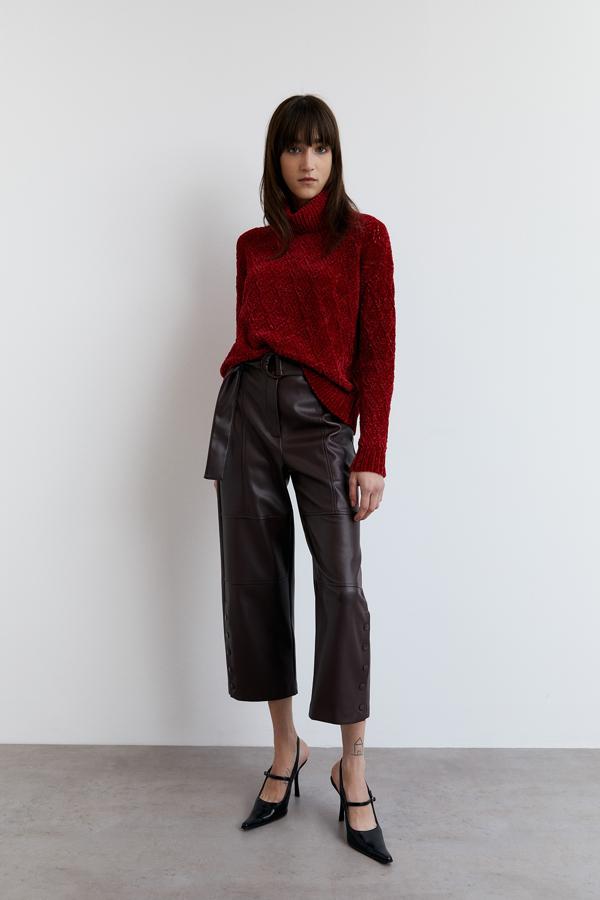 Un ejemplo perfecto para llevar hasta el terreno nocturno más sofisticado, junto con un par de pantalones culotte de efecto piel, todo de Sfera.