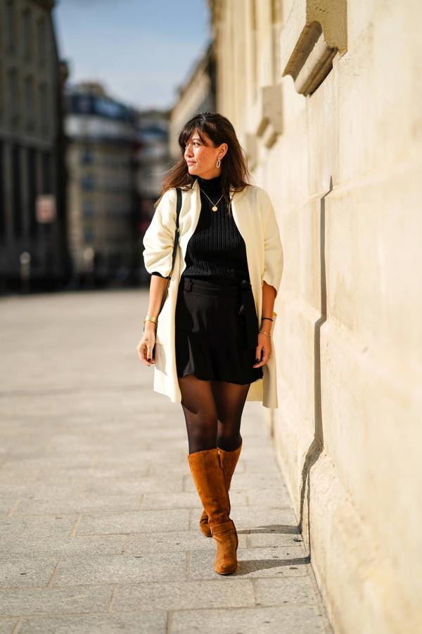 El monocromatismo es la baza ganadora en este look que da la nota de color con un par de botas altas de ante marrón.