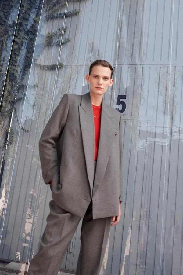 Blazer gris de corte oversized con solapas anchas. Rebajada de 59,99 a 39,99 euros.