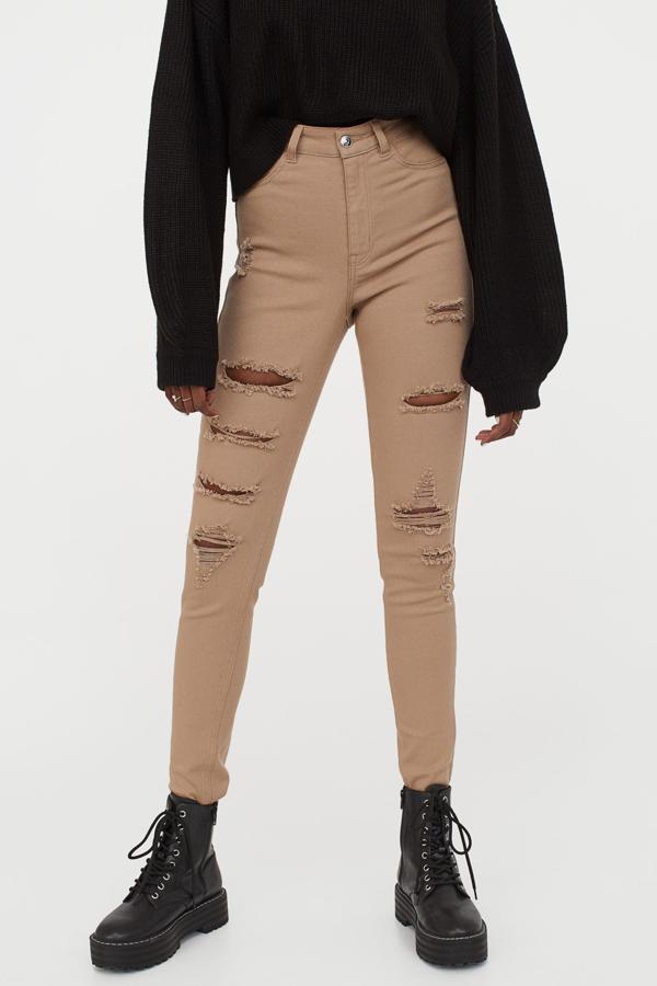 Los vaqueros no siempre tienen que ser azules o negros y este modelo de H&M súper skinny, lo demuestra. Nos encanta cómo queda de bien mezclado con negro y sus aberturas desflecadas son de lo más original (19,99 euros).