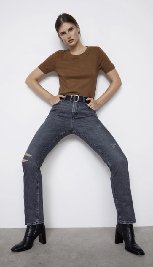 En Zara encontramos los más originales porque solo tienen abertura en una de las perneras. Además, tienen un corte recto que le sienta bien a cualqueir figura y un tono entre gris y azul oscuro que combian con todo (29,95 euros).