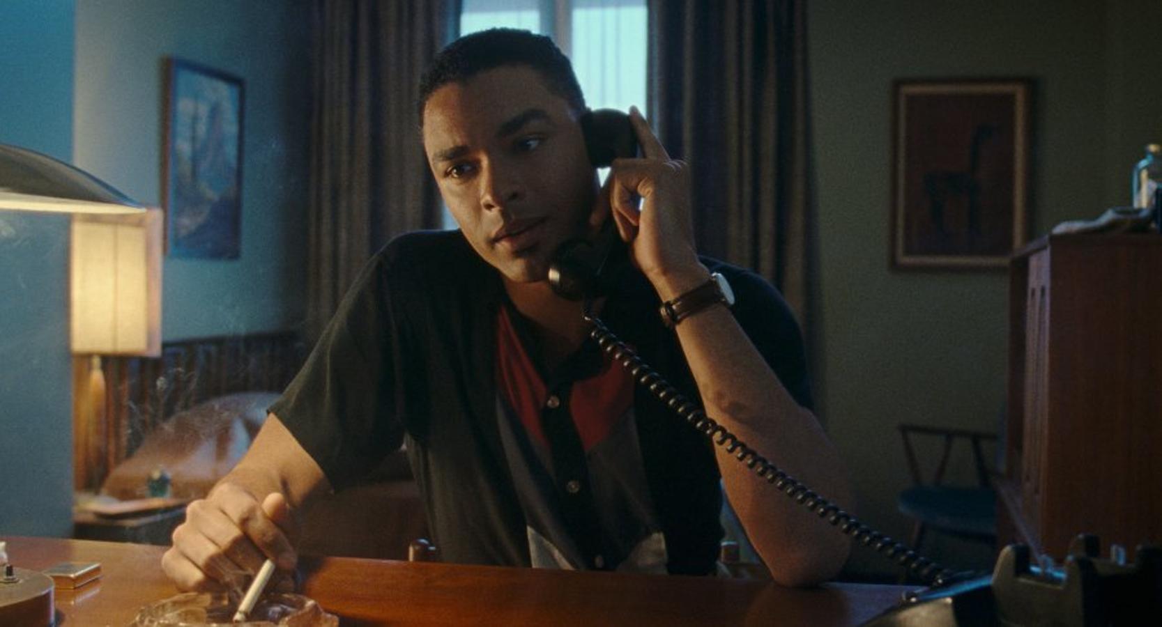 Prometemos que es lo más moderno que vas a ver en esta lista. Por desgracia, también es lo único en lo que sale este maravilloso hombre que es Regé-Jean Page, el actor que da vida a Simon, el duque de Hastings. Page encarna a un personaje secundario en Sylvie's love, una película protagonizada por Tessa Thompson y Nnamdi Asomugha, dos ex amantes que se reencuentran en plena lucha por sacar adelante sus respectivas carreras. Si te encantan los melodramas de los 50, en especial el cine de Douglas Sirk, seguramente la disfrutes. Y verás un poquito más a Simon. Digo a Regé-Jean.