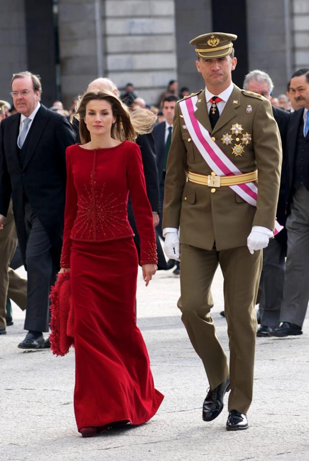 Aunque ha pasado más de una década, el look de doña Letizia en la Pascua Militar de 2010 sigue siendo uno de nuestros favoritos. La entonces Princesa de Asturias todavía tenía a Lorenzo Caprile como su diseñador de cabecera, y es él quien firma este imponente conjunto de terciopelo rojo que combina una chaqueta entallada con bordados de cristal y una falda de silueta sirena.