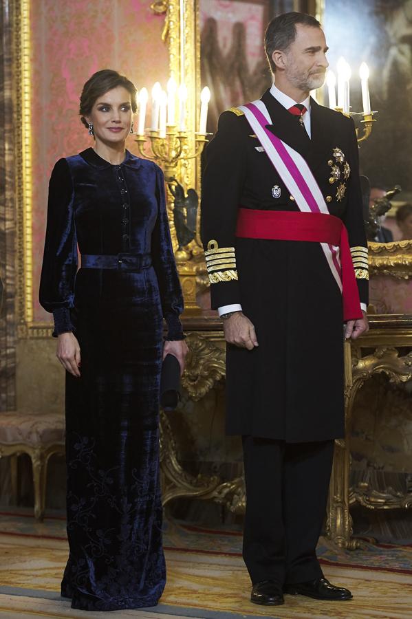 Uno de los mejores looks de  doña Letizia en la Pascua Militar lo vimos en 2018 , cuando estrenó este maravilloso vestido de terciopelo azul noche con cuerpo entallado rematado con botones joya y cuello bobo y bordados a tono en el bajo de la falda. Firmado por Felipe Varela, lo recuperó un año después para  la recepción con el cuerpo diplomático acreditado en España .