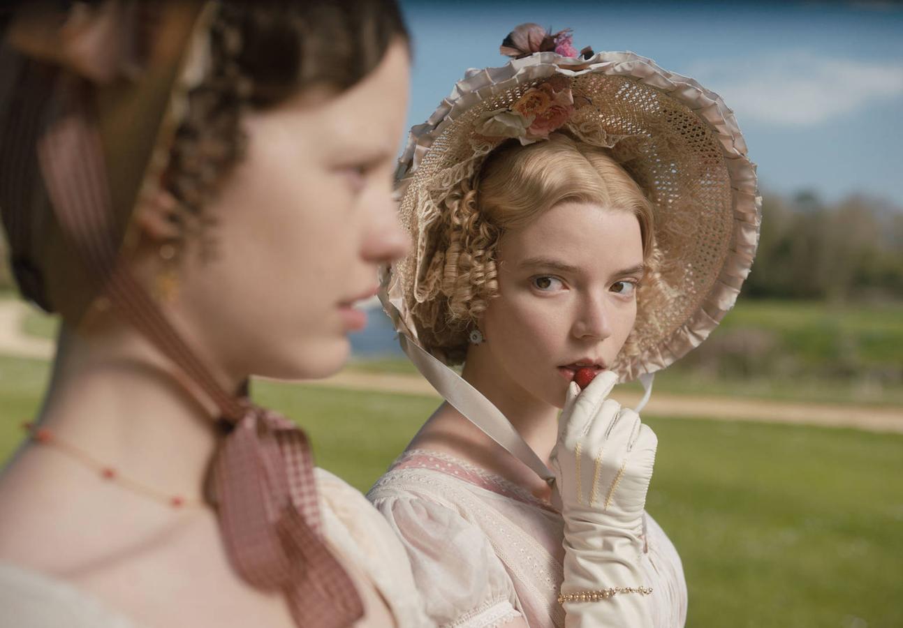 Emma es una de esas películas que tuvieron la mala suerte de estrenarse en 2020. De hecho, aún puede verse en alguna sala. La parte positiva es que está protagonizada por Anya Taylor-Joy, una de las mujeres del año gracias a Gambito de dama. En esta nueva adaptación de la magnífica novela de Jane Austen del mismo nombre, Taylor-Joy recoge el testigo de Gwyneth Paltrow o Kate Beckinsale, y da vida a la heroína menos virtuosa del universo de la escritora. Una delicia de diálogos ingeniosos y colores macaron.