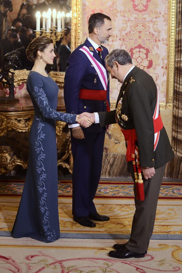 En 2017, doña Letizia repitió el mismo vestido que había llevado dos años antes en la Pascua Militar, un diseño de líneas rectas en verde ópalo con detalles bordados de Felipe Varela.