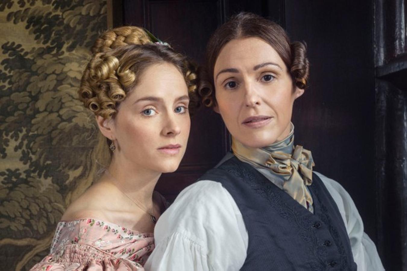 Una maravilla que hace genealogía del feminismo y de la lucha LGTBIQ+ adaptando los diarios de Anne Lister, una mujer que viajó, dirigió su negocio y sí, se buscó una esposa. Todo ello justo en el periodo de la regencia, mientras Daphne Bridgerton descubría que una podía procurarse mucho placer tocándose a sí misma.