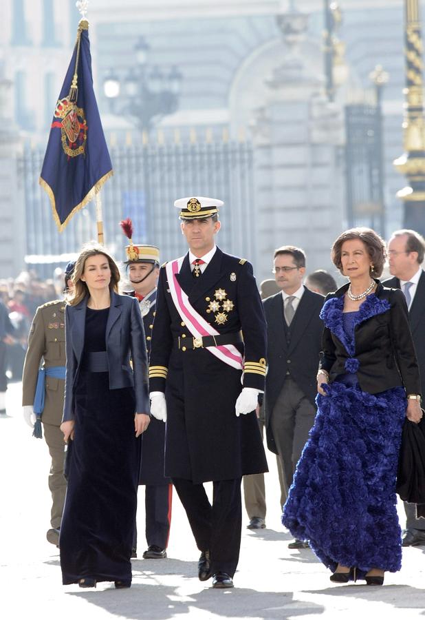 En la Pascua Militar de 2012 doña Letizia estrenó el conjunto de vestido de terciopelo azul noche con fajín y chaqueta entallada que repitió en este mismo acto dos años después.