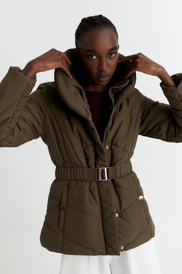 En color verde caqui, este abrigo acolchado con cinturón del mismo tejido y doble cuello tiene ahora un precio de 25,99 euros.