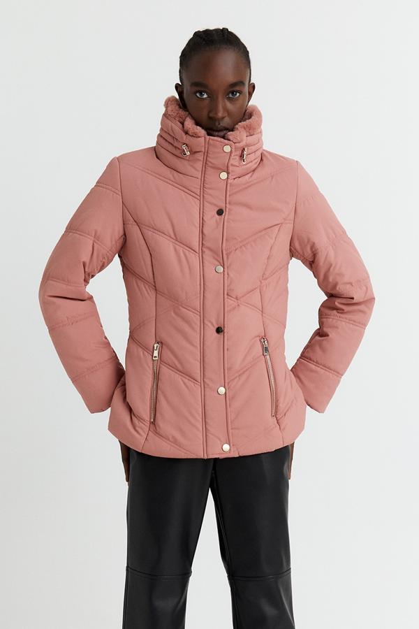 Disponible en color rosa, negro o camel, este abrigo acolchado con cuello chimenea y bolsillos cuenta con pelo extraíble en el cuello y cierre mediante cremallera. Tiene un precio rebajado de 25,99 euros.