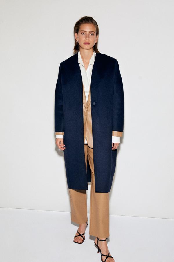 En color azul marino, este sencillo abrigo largo con bolsillos laterales y cierre mediante un único botón, tiene ahora un precio de 59,99 euros.