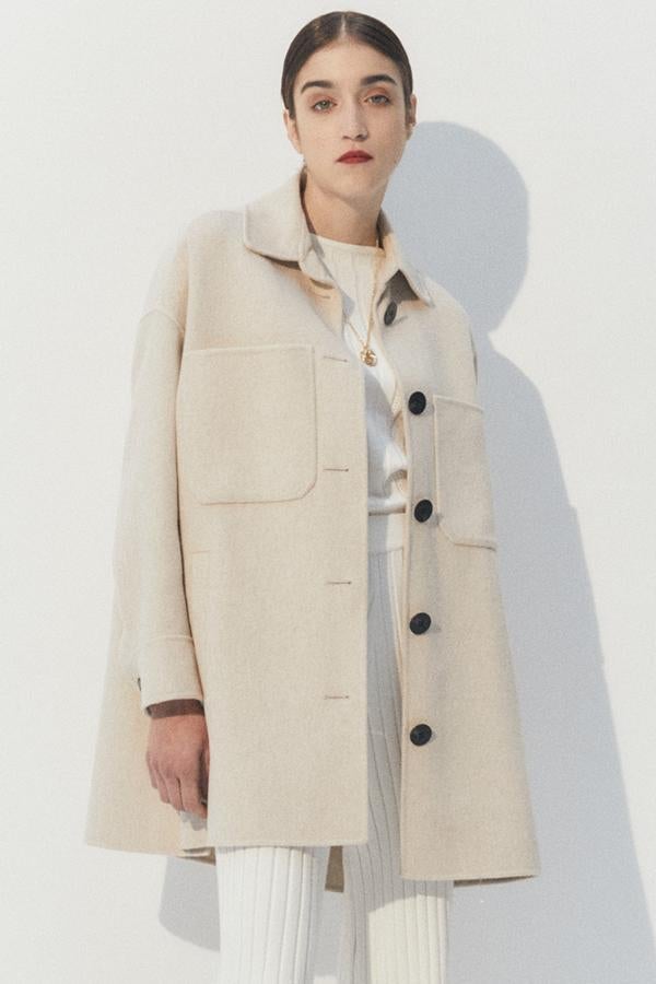 Con talla única, este abrigo liso en color curdo cuenta con dos grandes bolsillos en la parte frontal y dos en los laterales. Con cierre mediante botones, su precio rebajado es de 49,99 euros.