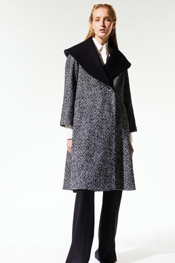 Disponible en la talla S y en la M, este abrigo tipo capa de corte cruzado cuenta con estampado de espiga en tonos grises. Con el cuello en negro, su precio actual es de 59,99 euros.