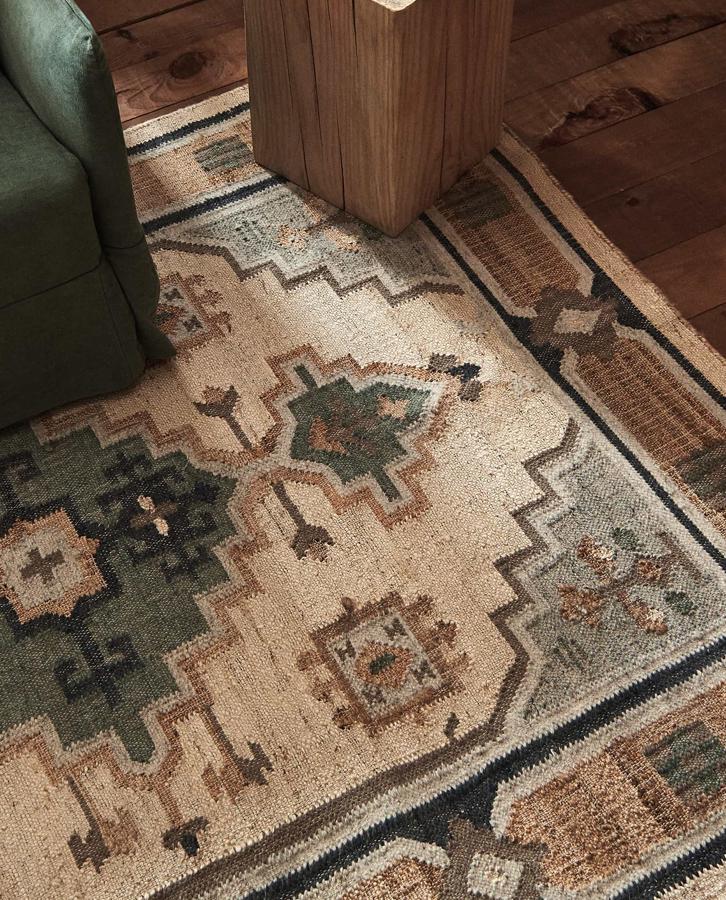 En colores tierra, esta alfombra de yute con dibujo geométrico tiene unas medidas de 150x200 centímetros y un precio de 199 euros.