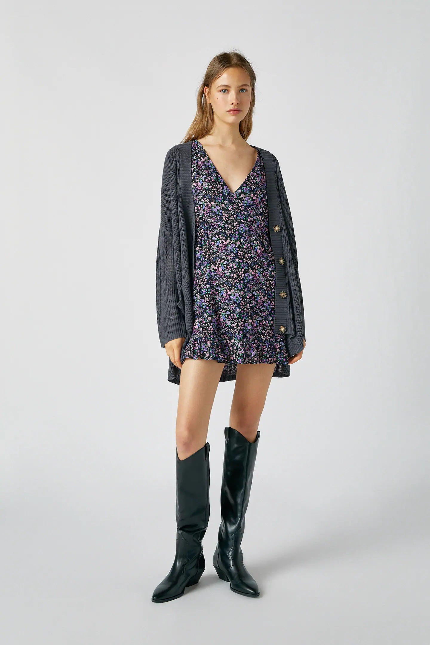 Pasamos al calzado y proponemos estas botas cowboy cómodas en color negro que combinan con absolutamente todo. ¿Su precio? 39,99 euros. ¿Su descuento? 35%.