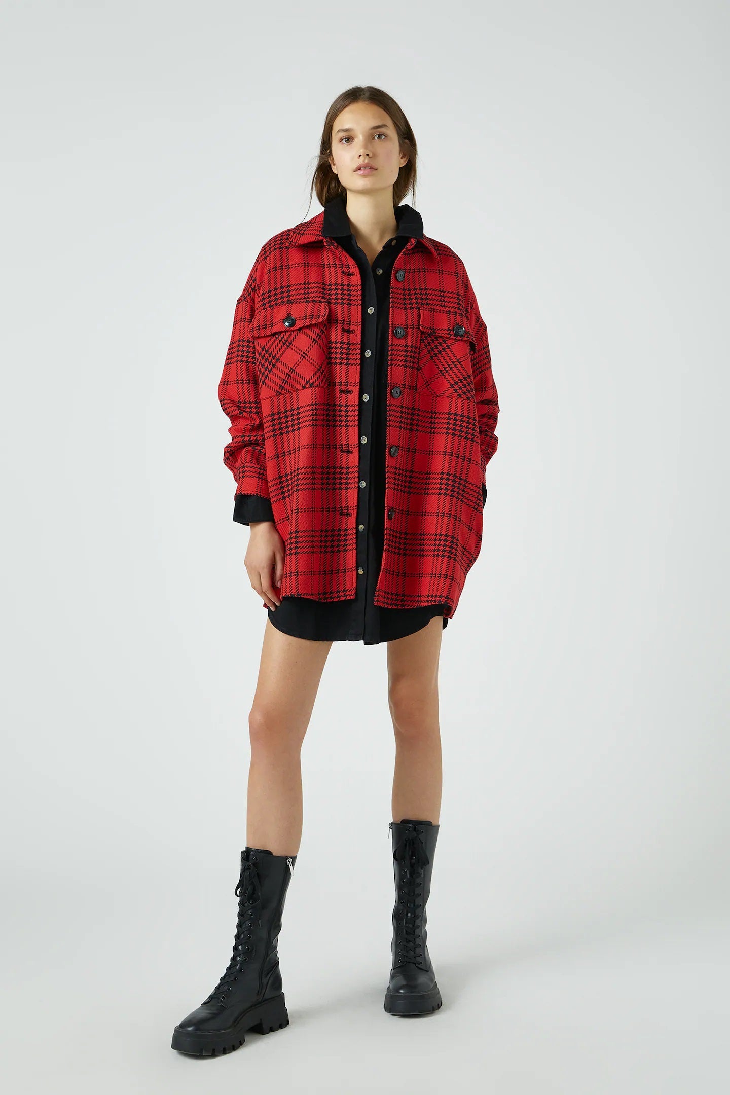Sobrecamisa oversize de cuadros roja. 29,99 euros menos el 13% de descuento.