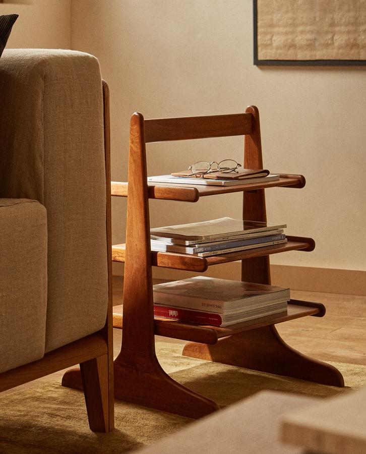 Este original revistero de madera de acacia cuenta con tres estantes y unas medidas de 42x65x53 euros. Su precio es de 129 euros.