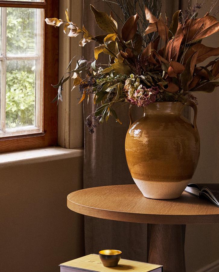 Combinando dos tonos, esta vasija de terracota tiene unas medidas de 28x35x28 centímetros y un precio de 49,99 euros.