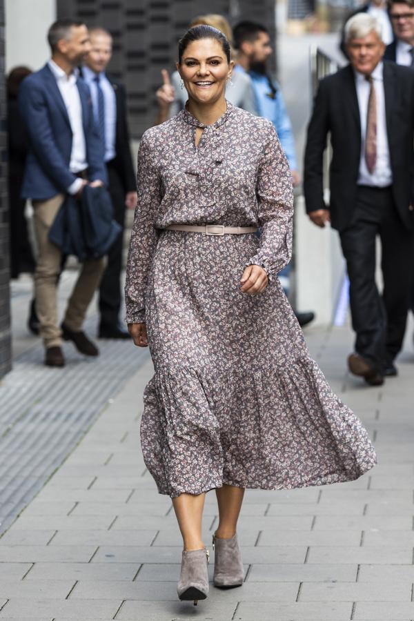 El gasto medio por prenda de Victoria de Suecia es unos 300 euros, de ahí que, aunque la heredera del país nórdico haya estrenado 81 piezas el año pasado, su gasto total sea de poco más de 20.000 euros.