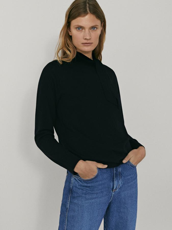 Confeccionado en tejido de lana y seda morera, este jersey negro de acabados acanalados tiene detalle de lazada en el cuello y de 49,95 euros ha pasado a costar 39,95 euros. Está disponible entre las tallas XS y XL y en azul oscuro.