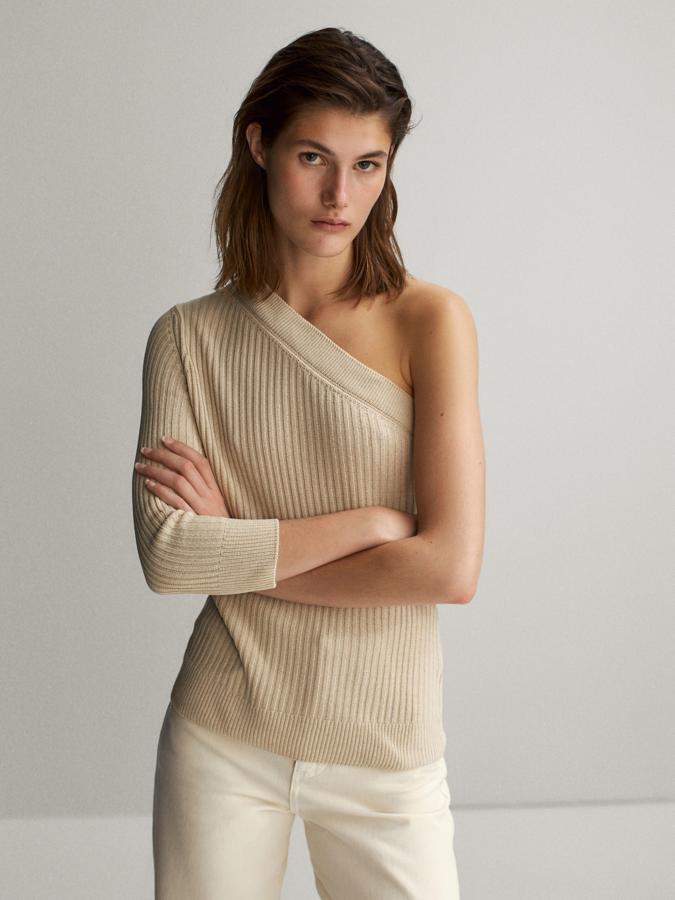 En negro o en beige, este jersey de corte slim fit con tejido de canalé y manga asimétrica ha pasado de 49,95 euros y ahora podemos encontrarlo por 39,95 euros entre las tallas XS y L.