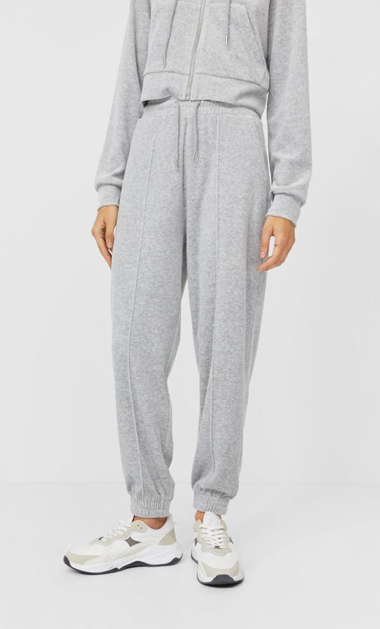 De tiro alto con cintura elástica y cordones ajustables, estos jogger de tacto suave de Stradivarius vienen con bolsillos delanteros y bajo acabado en puño. De 15,99 euros ha pasado a 9,99 euros.