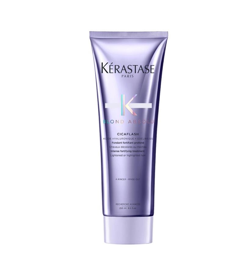 Es apto para todo tipo de rubios: desde cabellos con mechas y reflejos hasta decolorados y blancos. Ofrece la eficacia restauradora de una mascarilla con el acabado ligero de un acondicionador. La combinación de ácido hialurónico y flor de edelweiss alisa, fortalece y suaviza el pelo decolorado sensibilizado mientras proporciona una nutrición intensa.  Acondicionador Cicaflash Blond Absolu de Kérastase  (32,80 €).