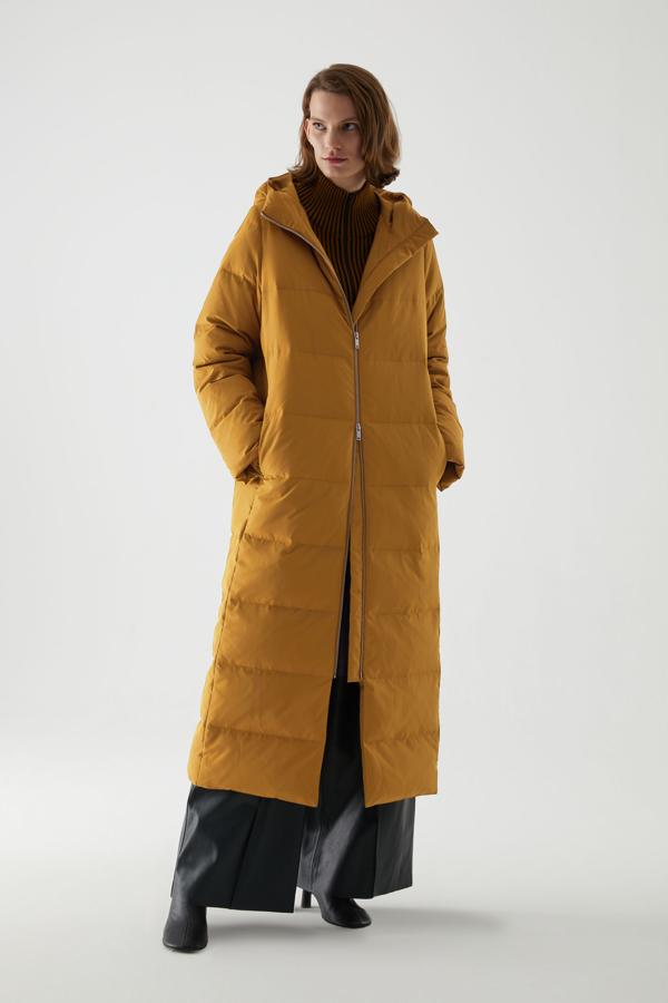 Plumífero XL de poliéster reciclado, de COS (195 €).