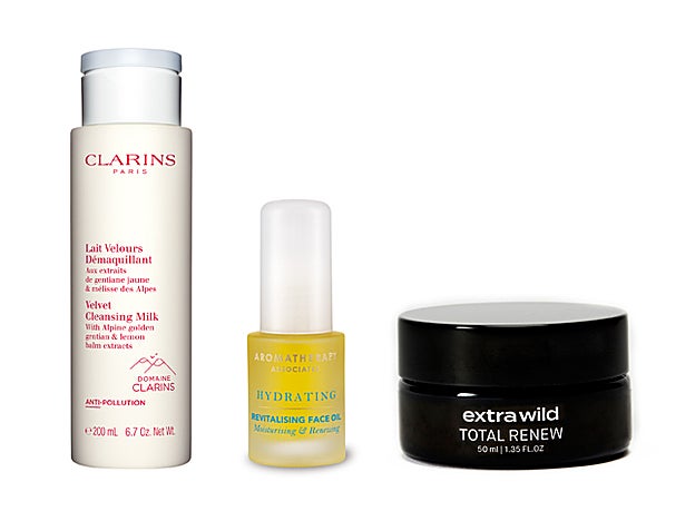 Leche limpiadora Lait Velours Démaquillant de Clarins (27 €). Aceite facial Hydrating Revitalising Oil de Aromatherapy Associates (64 €, en purenichelab.com). Crema facial Total Review de ExtraWild (69 €).